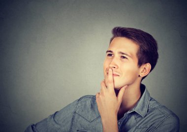 Düşünme hayalifener bakarken mutlu genç adam 