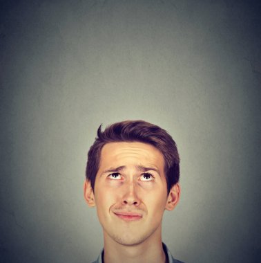 komik karışık şüpheci adam ararken düşünme