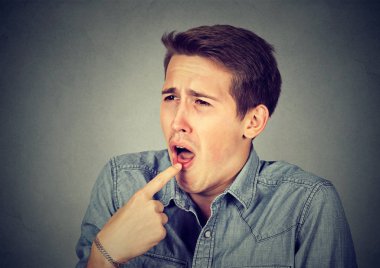 tiksinti adam parmağını ağzına kusmak hazır sıktı 