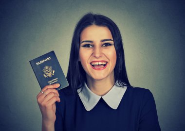 ABD pasaportu ile çekici genç heyecanlı kadın
