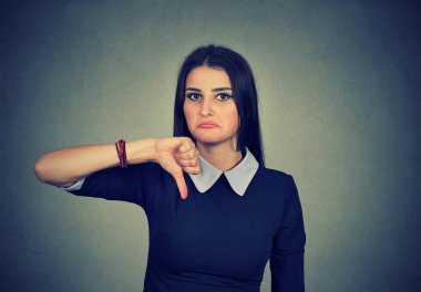 Başparmak aşağı ret ile seyir jest veren kadın 