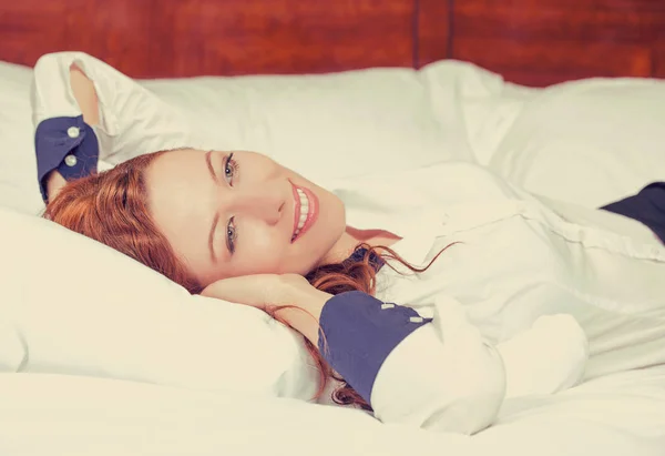 Επιχειρηματίας με τα χέρια πίσω από το κεφάλι ξαπλωμένη στο κρεβάτι δωμάτιο ξενοδοχείου — Φωτογραφία Αρχείου