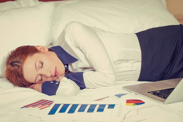 Бізнес-леді спить на ліжку, в готелі або в домашній кімнаті — стокове фото