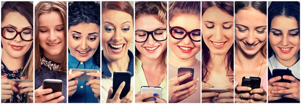 Gruppo multietnico di donne felici che usano i loro telefoni per inviare sms — Foto Stock