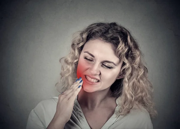 Vrouw met gevoelige tanden pijn kroon probleem — Stockfoto