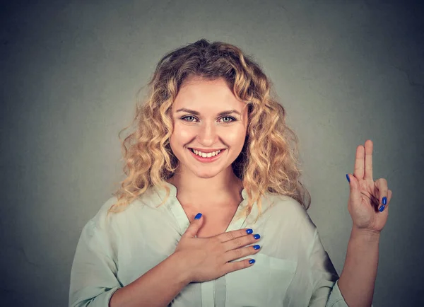 Giovane donna felice in occhiali fare una promessa — Foto Stock