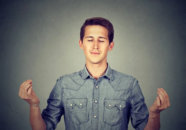 Joven meditando con los ojos cerrados — Foto de Stock