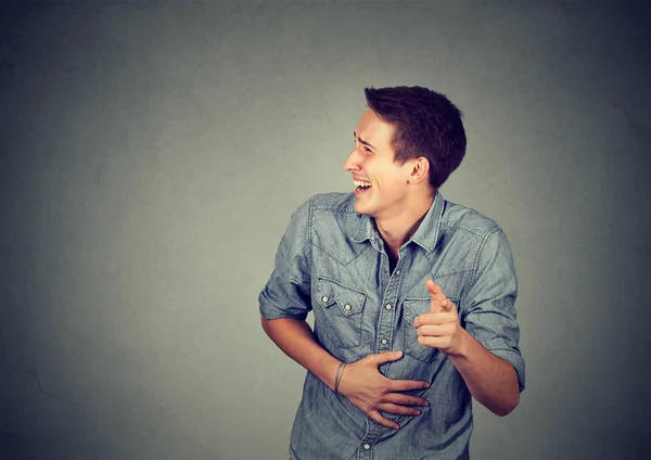Portret lachen jongeman met de vinger te wijzen — Stockfoto