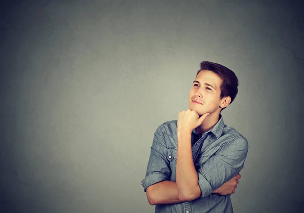 Joven feliz pensando soñando despierto mirando hacia arriba —  Fotos de Stock