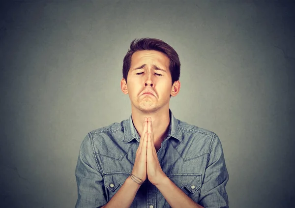 Homem pensando e orando com os olhos fechados — Fotografia de Stock