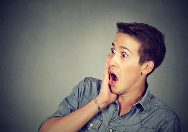 Sorprendido joven mirando de lado — Foto de Stock