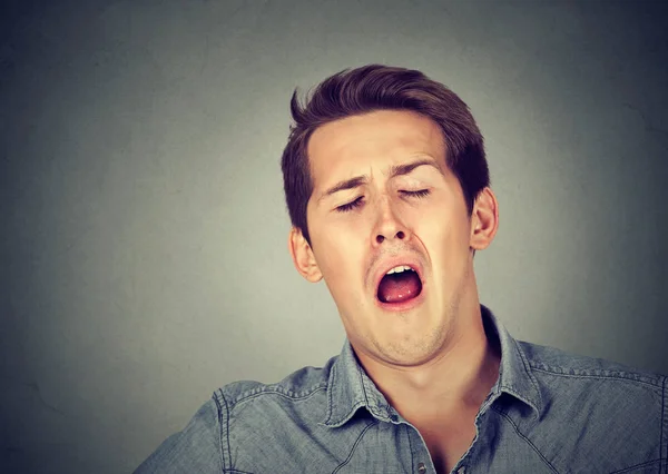 Un hombre soñoliento bostezando. Sueño privación burnout pereza concepto — Foto de Stock