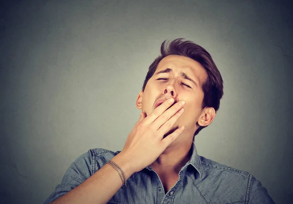 Homem sonolento a bocejar. Privação de sono conceito de preguiça burnout — Fotografia de Stock