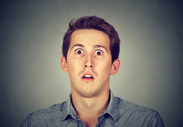 Retrato de joven sorprendido hombre — Foto de Stock