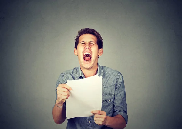 Angry stressed screaming business man with documents papers paperwork — Stock Photo, Image