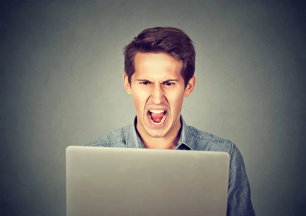 Θυμωμένος εξαγριωμένος επιχείρηση άνθρωπος ουρλιάζοντας σε υπολογιστή — Φωτογραφία Αρχείου