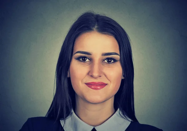 Porträt einer jungen Frau mit einem Lächeln — Stockfoto