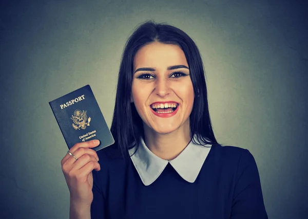 Atraente jovem animado mulher com passaporte EUA — Fotografia de Stock