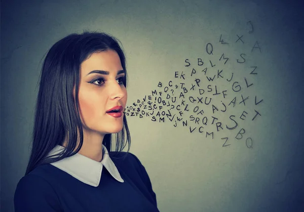 Mujer hablando con letras del alfabeto que salen de su boca —  Fotos de Stock