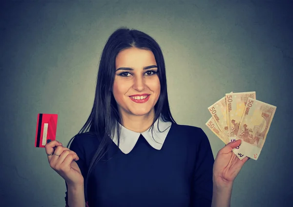 Kadın alışveriş holding kredi kartı ve nakit euro banknot faturaları — Stok fotoğraf