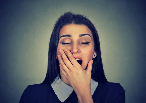 Sleepy vrouw met de mond wijd open geeuwen uitziende vervelen — Stockfoto