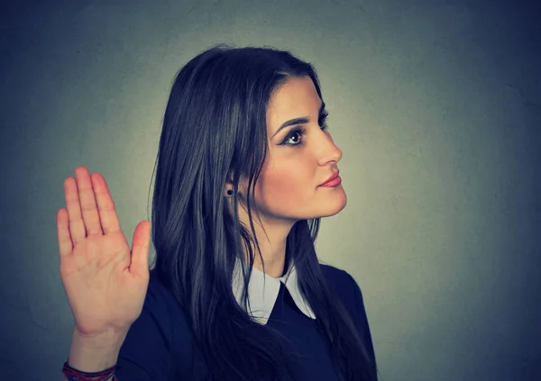 Mujer molesta con mala actitud dando charla al gesto de la mano — Foto de Stock