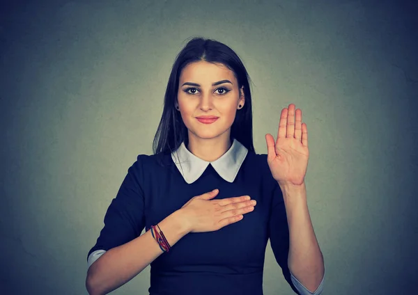 Mujer joven haciendo una promesa — Foto de Stock