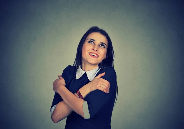 Leende kvinna med kramar sig själv — Stockfoto
