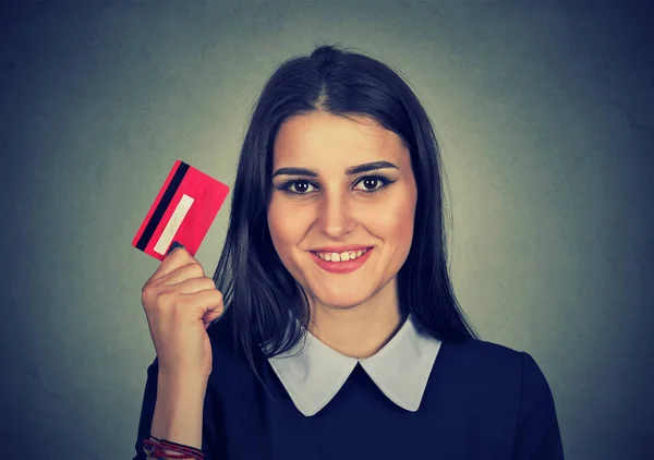 Женщина делает покупки он-лайн держа показывая кредитную карту — стоковое фото