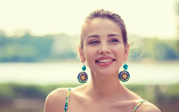 Ritratto di una donna piuttosto felice, sorridente — Foto Stock