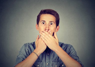 Genç adam ağzını elleriyle kapsayan korkuttu 
