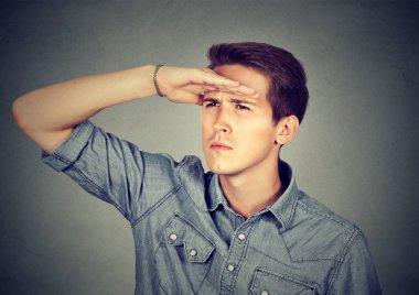 uzaklarda görünen genç adam 