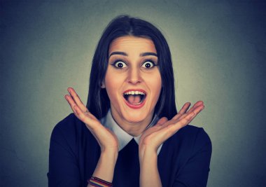 bağırarak şaşırtıcı genç kadın 