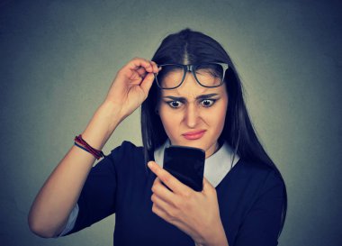 having üzmek cep telefonu görme gözlük ile karışık kadın