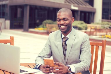 Dizüstü bilgisayar açık havada manifatura cep telefonu üzerinde çalıştığı iş adamı 