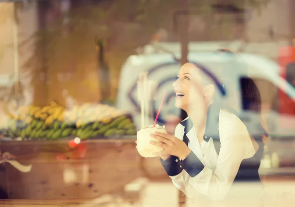 Woman at trendy juice bar coffee shop. Young model enjoying lunch — Stock Photo, Image