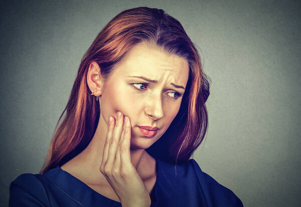 молодая женщина с зубной болью корону проблемы боль
