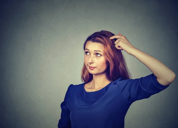 Confused thinking woman bewildered scratching head seeks solution — Stock Photo, Image