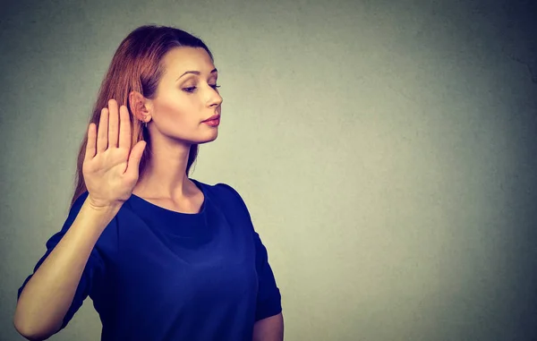 Роздратована розлючена жінка з поганим ставленням дає розмову з жестом руки — стокове фото
