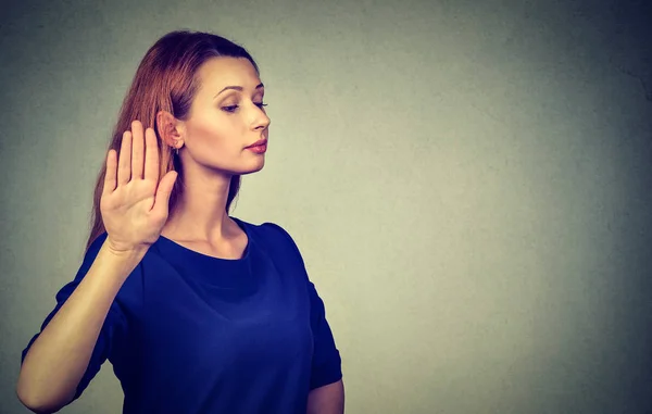 Enfadada mujer enojada con mala actitud dando charla al gesto de la mano —  Fotos de Stock