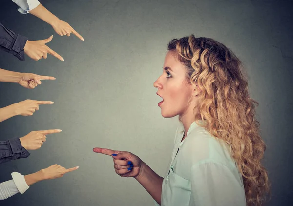 Seitenprofil schockiert Mädchen zeigt gegen viele Finger — Stockfoto