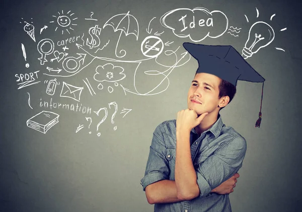 Hombre con graduación pensando en la educación tiene muchas ideas —  Fotos de Stock