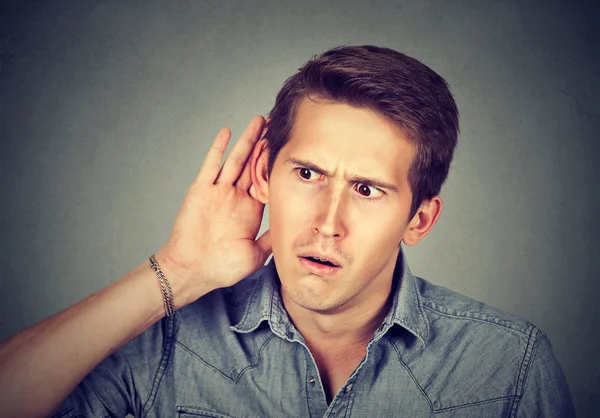 Meraklı adam haber konuşma kulak misafiri için dinleme — Stok fotoğraf