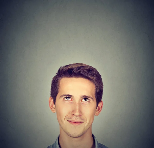 Boy looking up with copy space above head — Stock Photo, Image