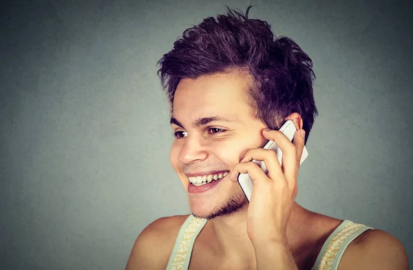 Homem falando no celular sorrindo — Fotografia de Stock