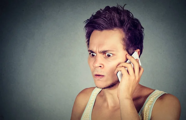 Gefrustreerd, boos van door iemand luisteren op mobiele telefoon — Stockfoto