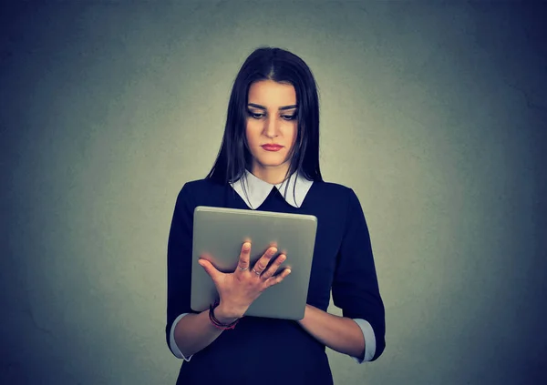 Jonge vrouw die een tablet gebruikt — Stockfoto