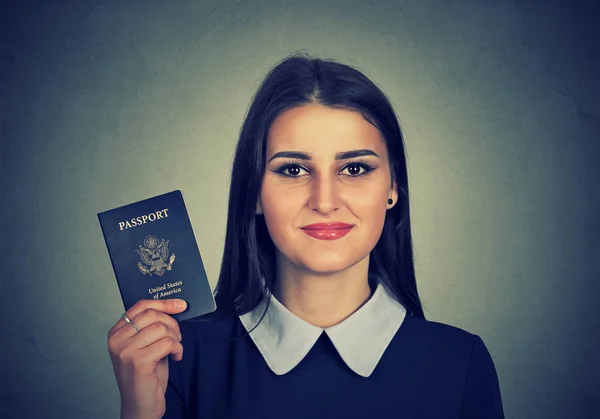 Retrato atraente jovem feliz mulher com passaporte dos EUA — Fotografia de Stock