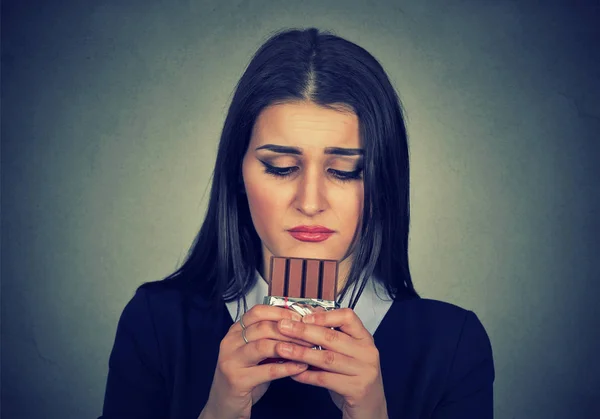 Mulher triste cansado de restrições de dieta desejo doces chocolate — Fotografia de Stock