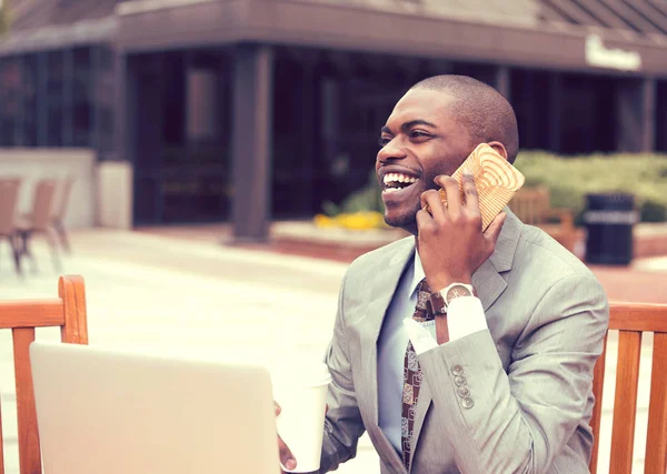 Affärsman som arbetar på laptop utomhus talar på mobiltelefon — Stockfoto